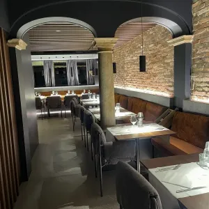 Arredo-bar-e-ristoranti-su-misura-a-Padova-16
